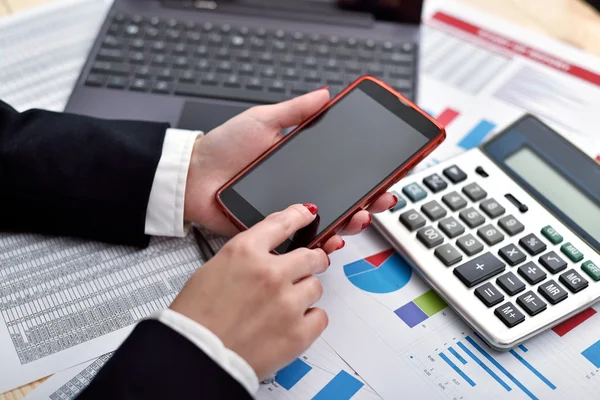 Empresaria sosteniendo el teléfono celular en la mano — Foto de Stock