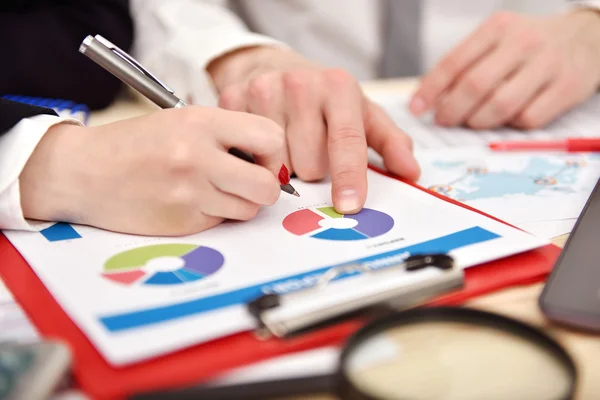 Employees discussing business chart in office — Stock Photo, Image