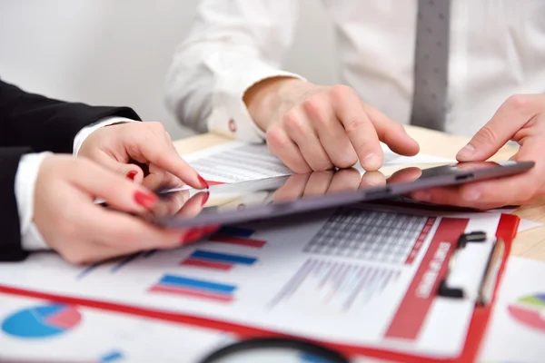 Gráfico de crecimiento del negocio en la tableta — Foto de Stock