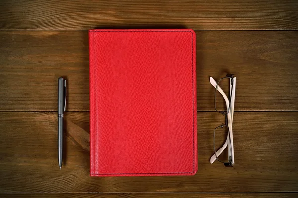 空白の赤い革日記 — ストック写真