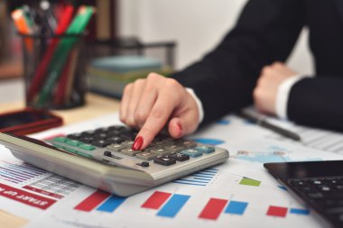 kadın kar dikkate alır.