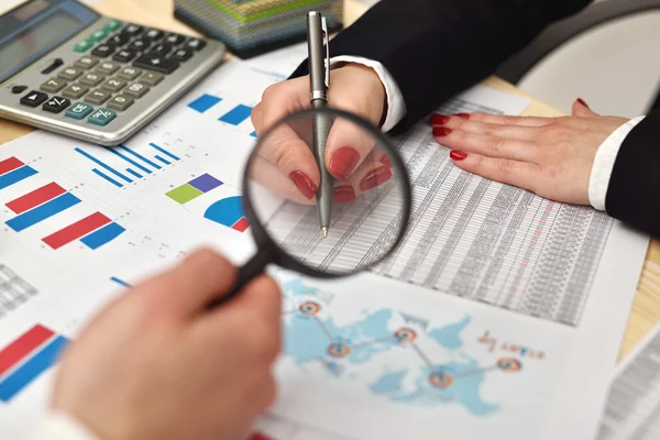 Zwei Mitarbeiter diskutieren Geschäftsprojekt aus nächster Nähe — Stockfoto