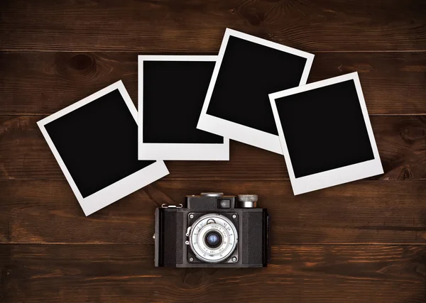 Câmera com quatro fotos em branco — Fotografia de Stock