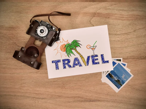 Kamera, Foto och papper med ritning beach holiday koncept. Arbete skrivbord turistinformation. — Stockfoto