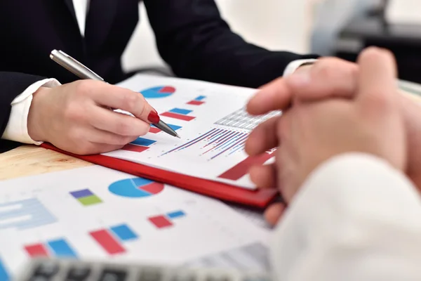 Dos socios comerciales discutiendo documentos — Foto de Stock