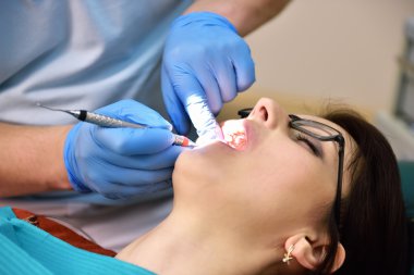 diş hekimi inceliyor