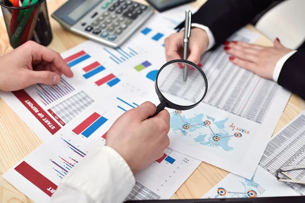 Dos compañeros de trabajo discutiendo proyecto empresarial — Foto de Stock