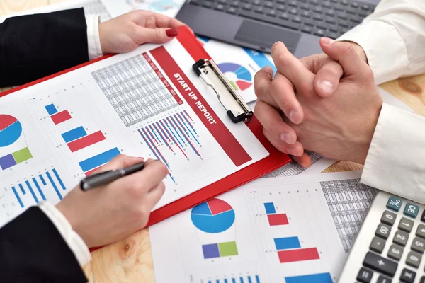 Hände des Arbeitsprozesses. — Stockfoto