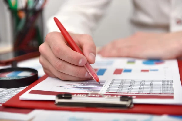 Zakenman met start verslag — Stockfoto