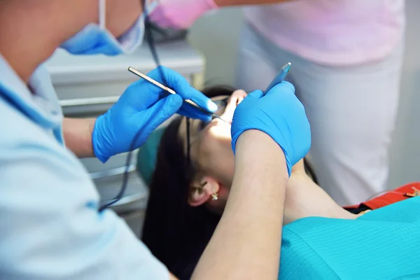 Tandläkaren undersöker tänderna — Stockfoto