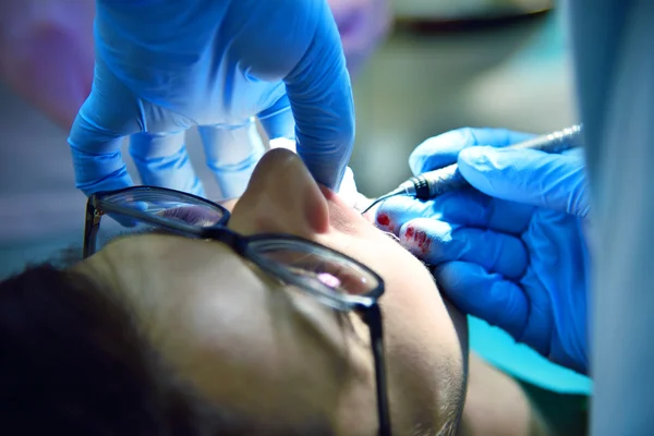 Dentista che effettua un'operazione — Foto Stock