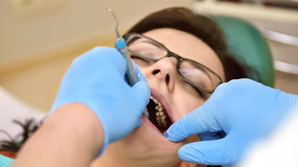 去看牙医的女人 — 图库照片