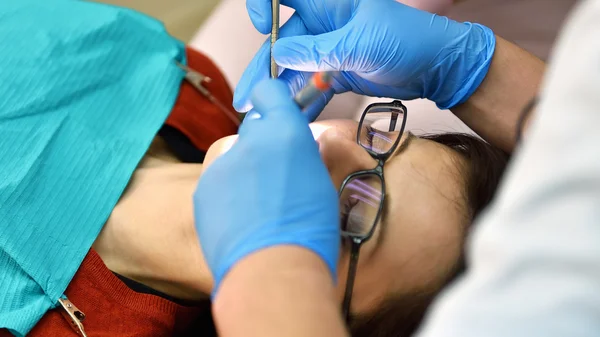 Dentista fazendo operação — Fotografia de Stock