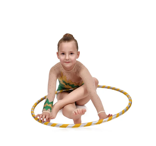 Chica-gimnasta con hula hoop —  Fotos de Stock