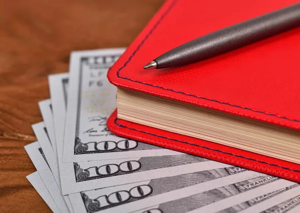 Tagebuch, Kugelschreiber und Dollarscheine — Stockfoto