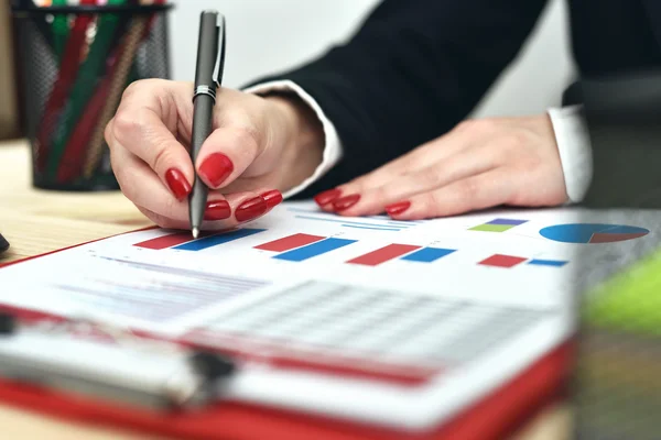 Informe de cheques de mujer de negocios — Foto de Stock