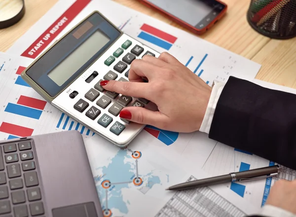 Accountant vrouw acht op de winst calculator — Stockfoto