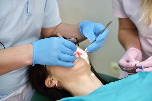 Tandläkare gör operationen — Stockfoto