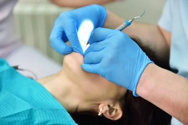 Mulher no dentista — Fotografia de Stock