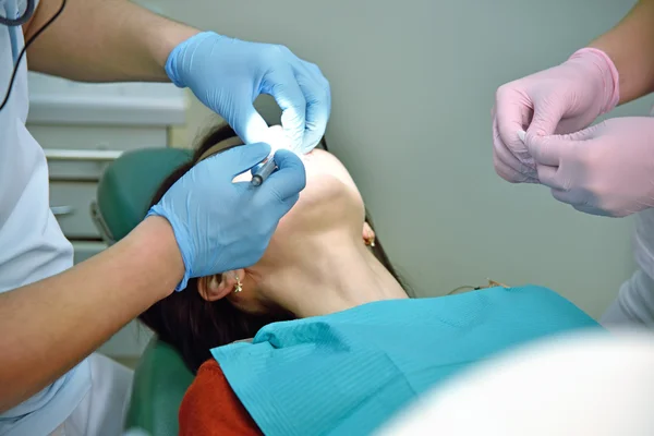 Dentista realizando uma operação — Fotografia de Stock