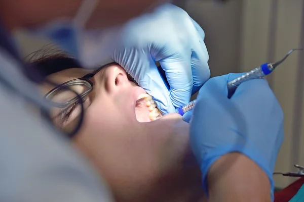 Dentista che effettua un'operazione — Foto Stock