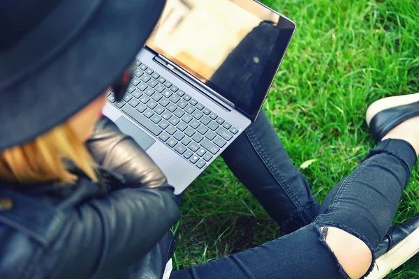 Menina hipster com laptop — Fotografia de Stock