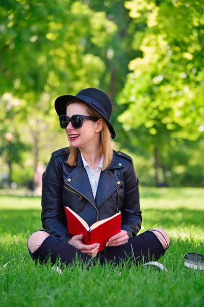 Hipster meisje met boek — Stockfoto