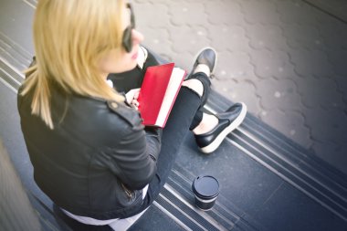 hippi kız kırmızı bir kitapla