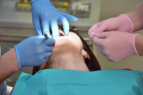 Tandläkare som utför en operation — Stockfoto