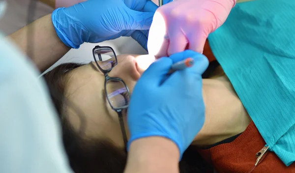 Dentista examina dentes — Fotografia de Stock