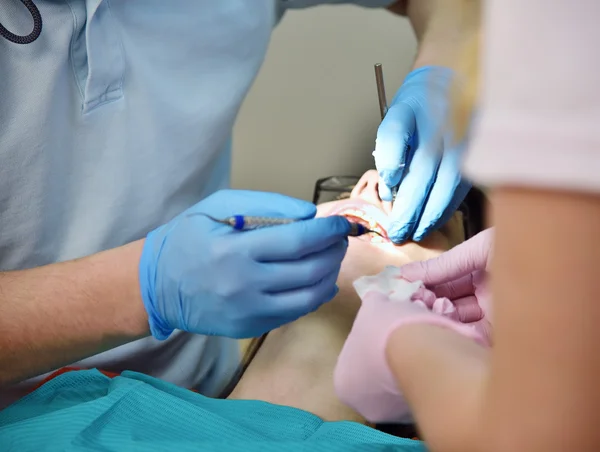 Tandläkare som utför en operation — Stockfoto