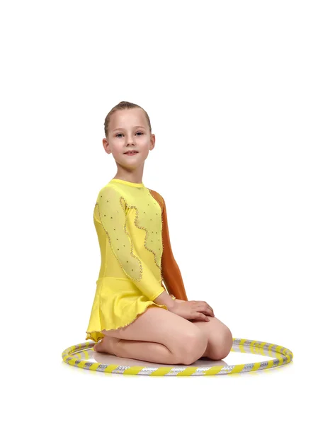 Девушка-гимнастка с обручем — стоковое фото