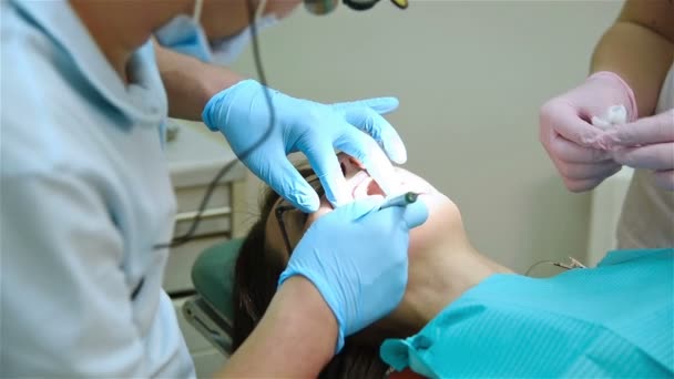 Dentista haciendo dientes — Vídeo de stock