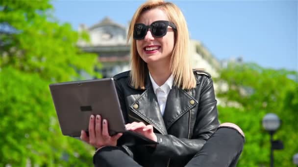 Chica hipster feliz sentado con portátil en la mano — Vídeos de Stock