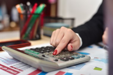 muhasebeci kadın hesap makinesi kar dikkate alır yakın çekim