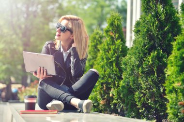 Kız saç düzeltiyor.