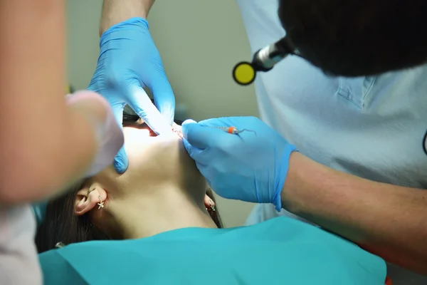 Dentiste faisant l'opération — Photo