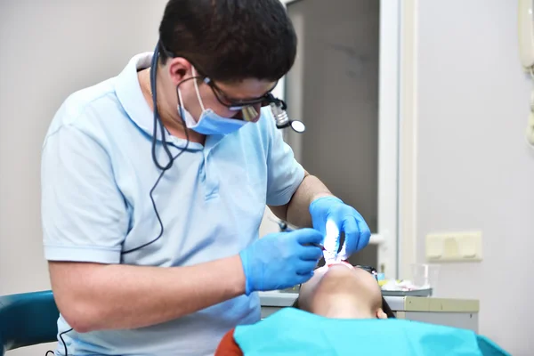 Dentista examina dentes — Fotografia de Stock