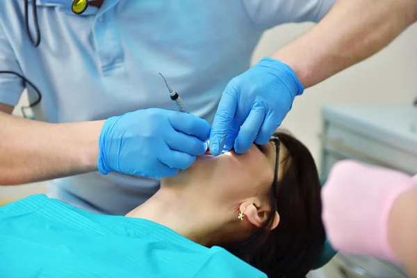 Dentiste effectuant une opération — Photo