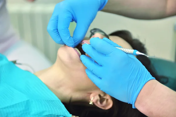 Tandläkaren undersöker tänder — Stockfoto