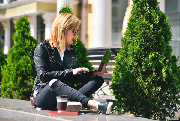 Menina sentada com laptop — Fotografia de Stock