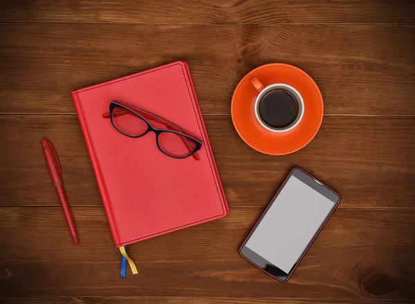 Anteckningsblock, kaffekopp och smartphone — Stockfoto