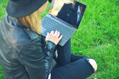 hippi kız dizüstü bilgisayar ile