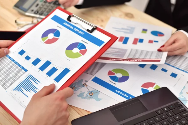 İki işadamının tartışıyor