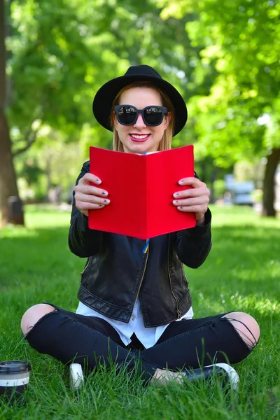 Hipster meisje met boek — Stockfoto