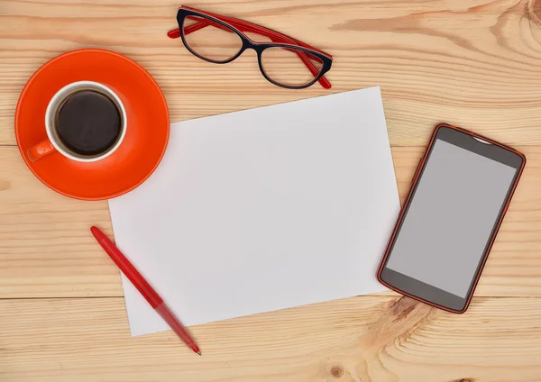 Papier, Kaffee, Handy und Gläser auf Holztisch — Stockfoto