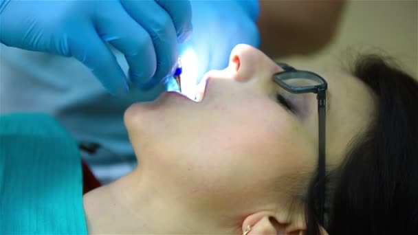 Дантист, проводящий операцию во рту, крупным планом — стоковое видео