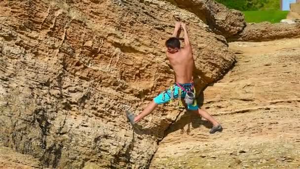 Uomo arrampicatore Arrampicata — Video Stock