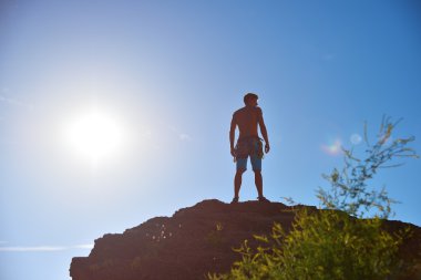 Bir kayanın üzerinde aşırı dağcı