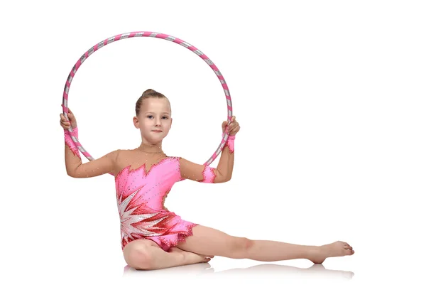 Umělecké sportovec provádí s hula hoop — Stock fotografie